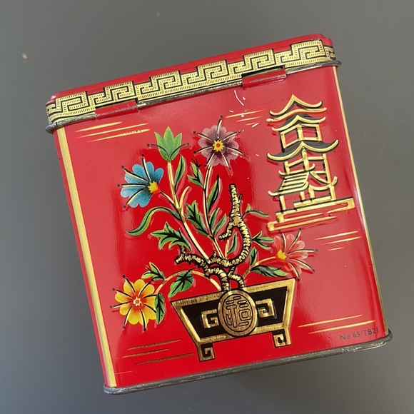 Vintage Square Red Asian Tin Made in England - Picture 5 of 12
